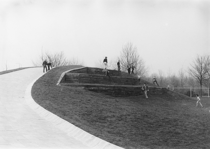 502968 Gezicht op de speelheuvel van de bouwspeelplaats aan de Van Bijnkershoeklaan te Utrecht.